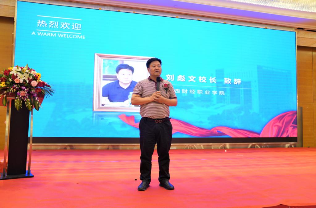 圖片包含 家具, 地毯, 男人, 站描述已自動生成