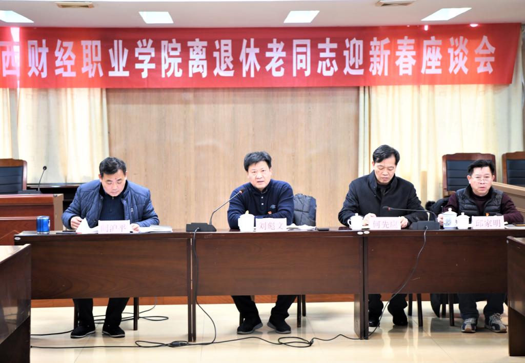 人們?cè)诳磁_(tái)上的人在桌子前低可信度描述已自動(dòng)生成