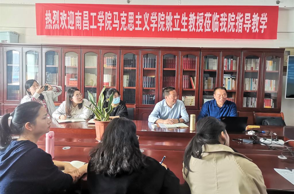 一群人在餐廳里描述已自動生成