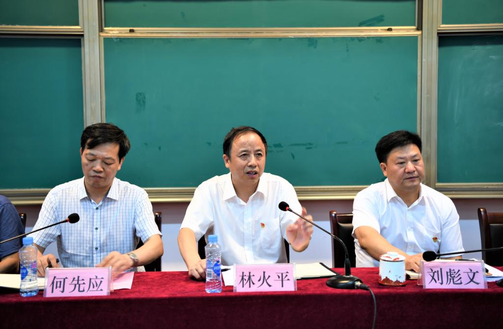圖片包含 人, 桌子, 男人, 女人描述已自動生成