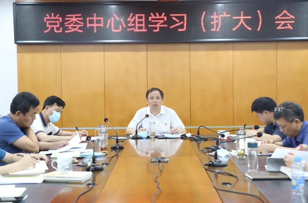 一群人坐在桌子前描述已自動生成
