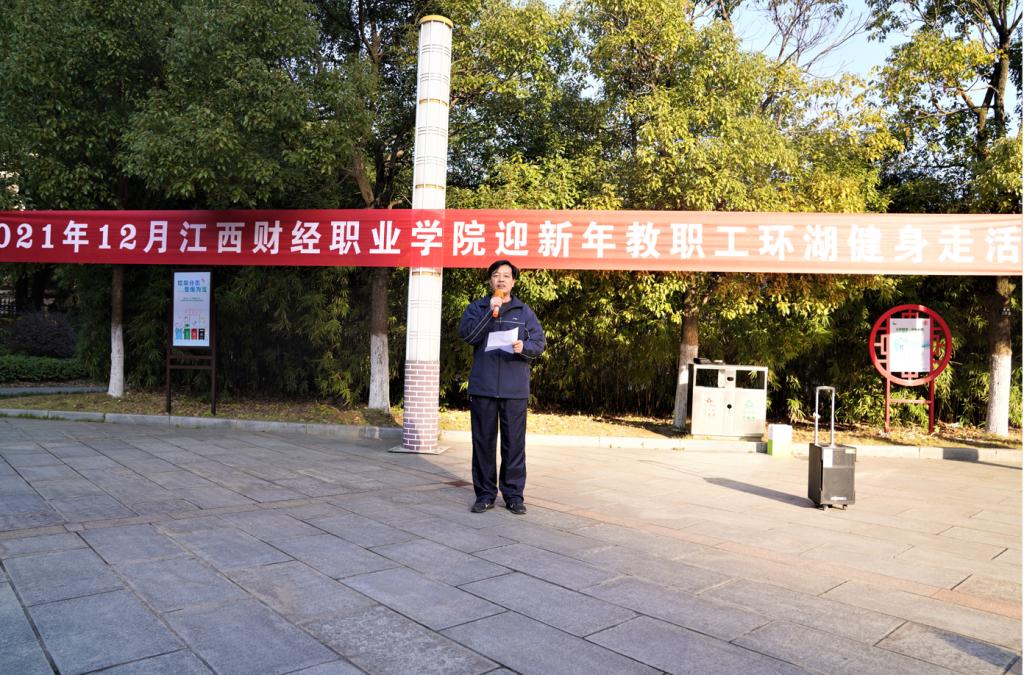 路上的標志描述已自動生成