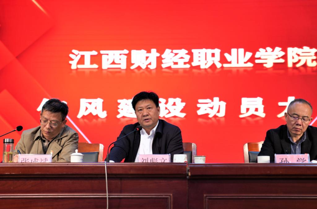 桌子上有男人的照片上寫著字中度可信度描述已自動生成