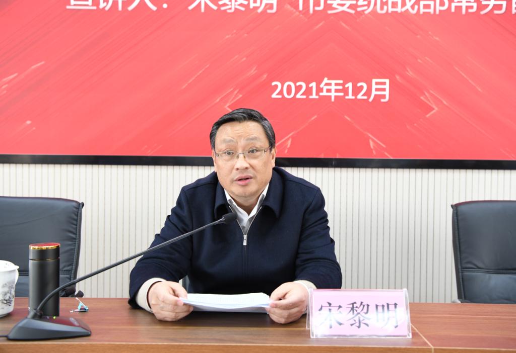 人坐在桌子前中度可信度描述已自動生成