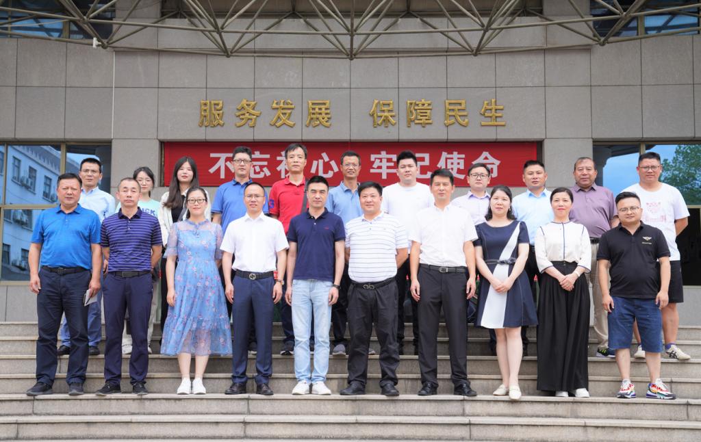 一群人站在一起描述已自動生成