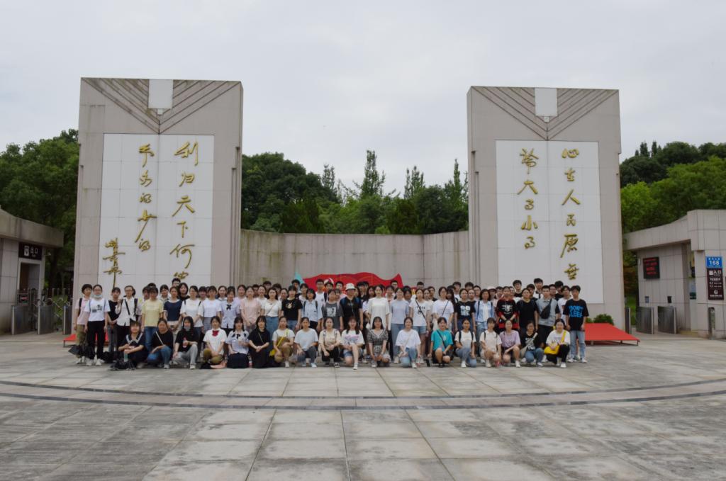 廣場(chǎng)上的人群與雕塑描述已自動(dòng)生成