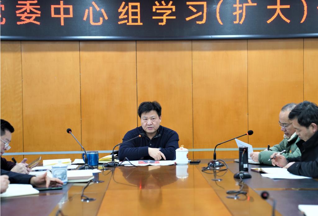 圖片包含 桌子, 室內, 人, 男人描述已自動生成
