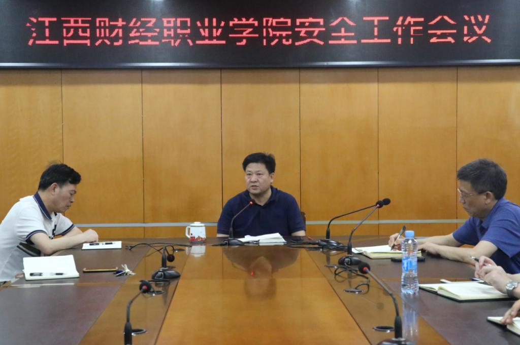 人們在看臺上的人在桌子前低可信度描述已自動生成