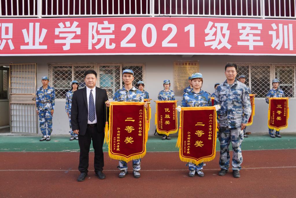 一群人站在臺(tái)上低可信度描述已自動(dòng)生成