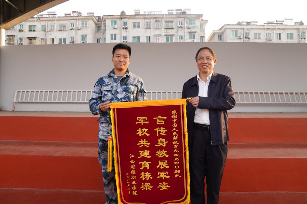 人的照片上寫(xiě)著字中度可信度描述已自動(dòng)生成