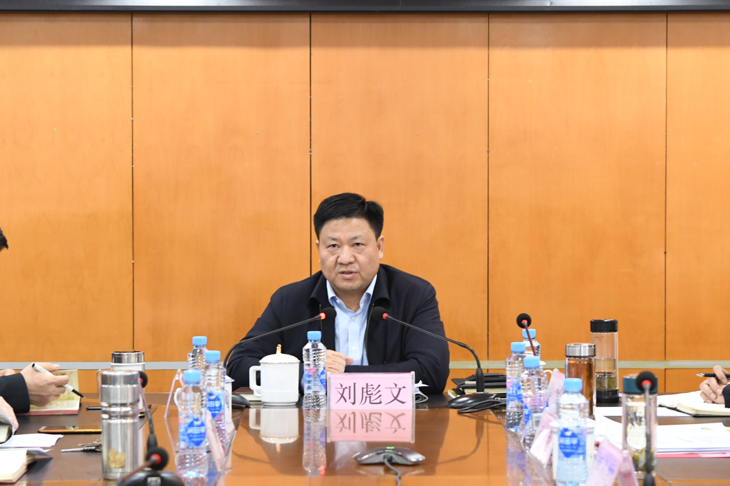 圖片包含 桌子, 室內, 櫥柜, 人描述已自動生成