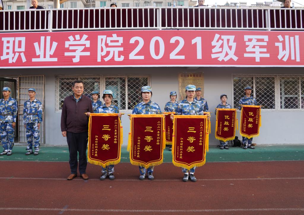 街道上有店鋪的標(biāo)志紅色背景白色的字描述已自動(dòng)生成