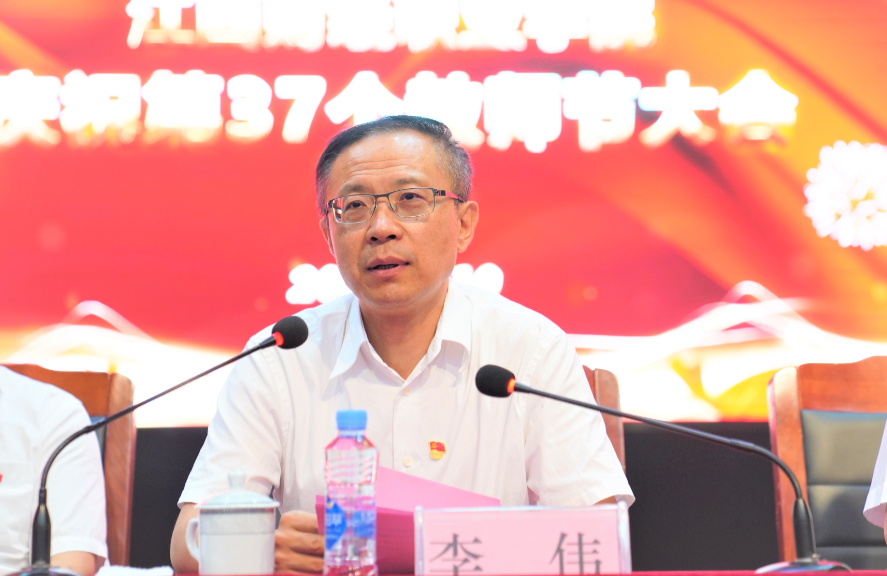圖片包含 桌子, 人, 室內(nèi), 男人描述已自動生成