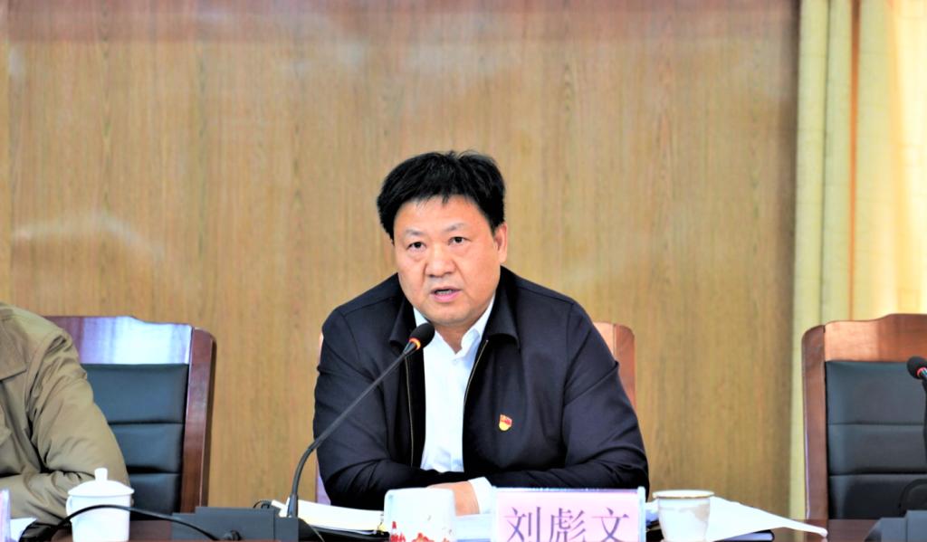 桌子前坐著穿西裝的人中度可信度描述已自動生成