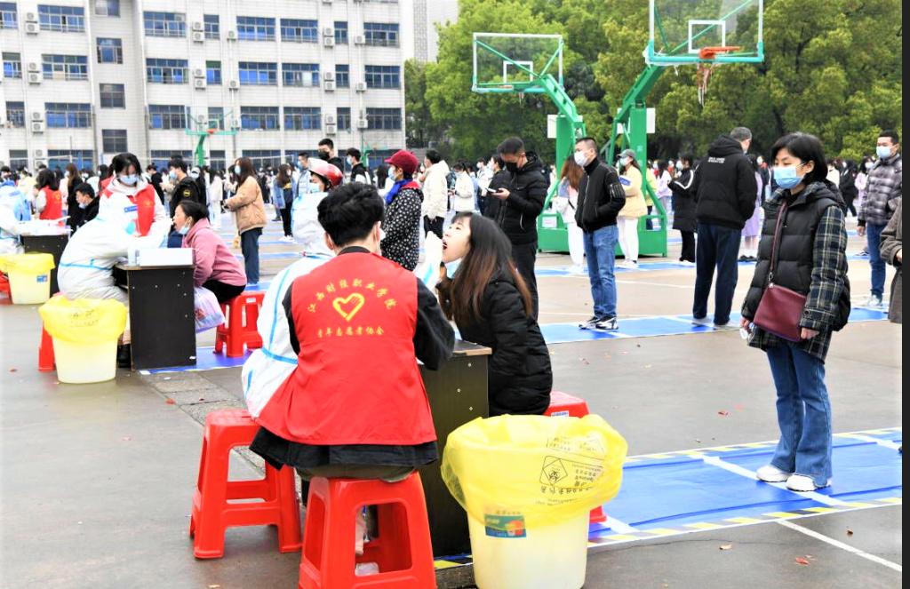 小孩們在街道上描述已自動生成