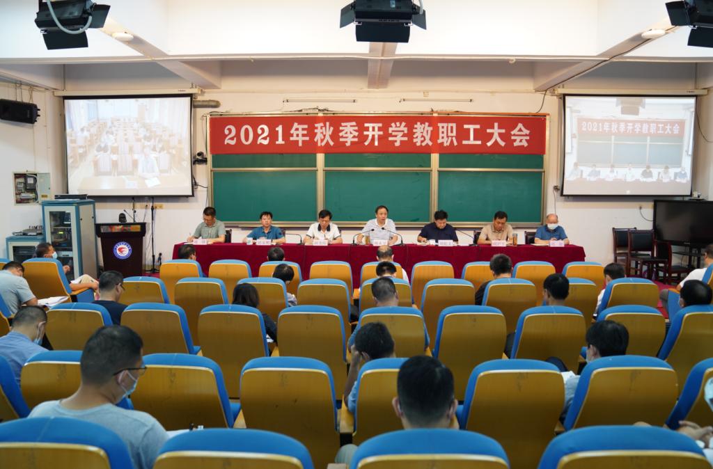 圖片包含 室內, 椅子, 火車, 充滿描述已自動生成