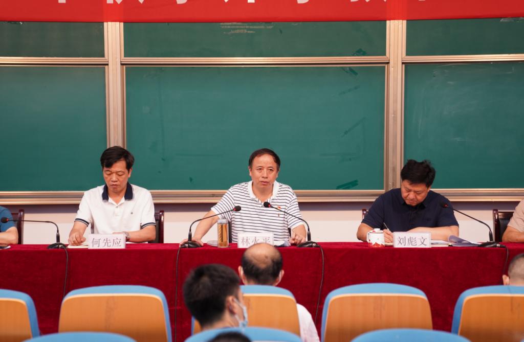 一群人在餐廳里低可信度描述已自動生成
